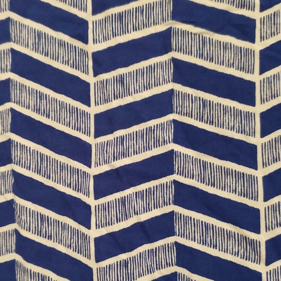 Stylus Chevron print top teardrop button back - Picture 2 of 5